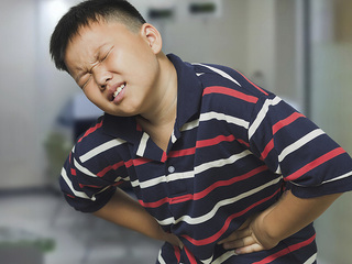 Sỏi tiết niệu hiếm gặp khiến trẻ nhỏ đau bụng, buồn nôn