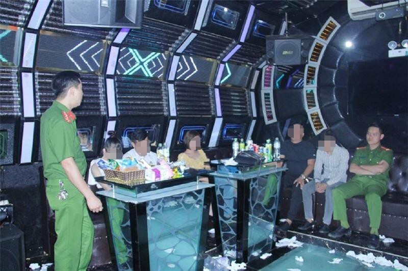 Bắt quả tang hàng chục nam nữ phê ma túy trong quán karaoke