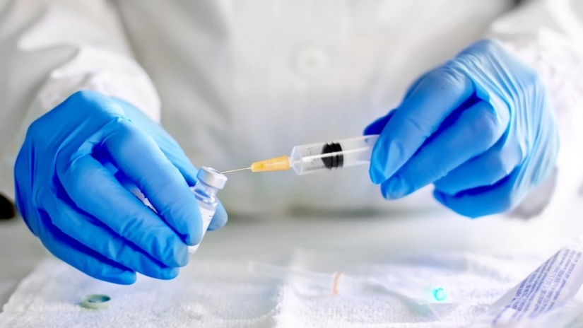 Vaccine Covid-19 hàng đầu của Mỹ phải tạm dừng thử nghiệm lâm sàng