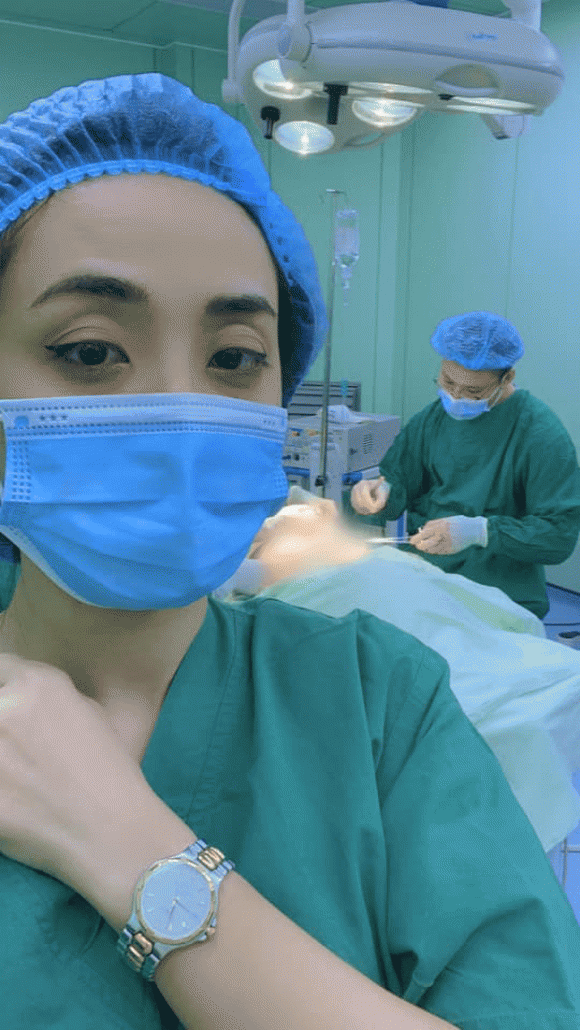 Miko Lan Trinh túc trực trong phòng mổ 2 tiếng chờ bạn trai phẫu thuật cắt ngực