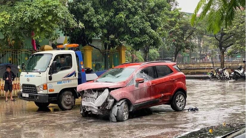 Hà Nội: Xe ô tô nghi mất lái đâm nát cổng trường mầm non