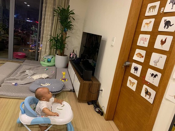 Vợ MC Thành Trung khoe góc học tập của cặp song sinh từ 3 tháng tuổi