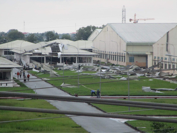 Giông lốc kinh hoàng làm sập và tốc mái tôn hàng loạt nhà xưởng khu công nghiệp ở Tiền Giang