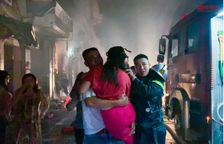 Hà Nội: Cháy do rò rỉ khí gas, nhiều người mắc kẹt được giải cứu