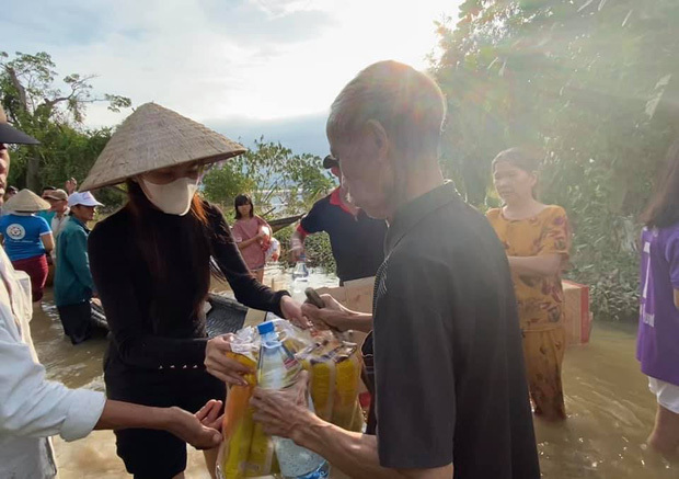 Thủy Tiên trích 'nóng' 10 triệu đồng quyên tặng đôi vợ chồng già tai biến bị nước chia cắt ở Huế