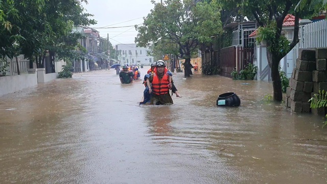 Giải cứu hàng chục giáo viên, học sinh kẹt ở trường học do mưa lớn