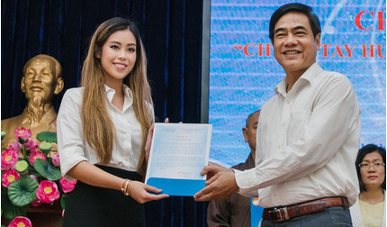 Tỷ phú Johnathan Hạnh Nguyễn trao 2 tỷ đồng hỗ trợ miền Trung