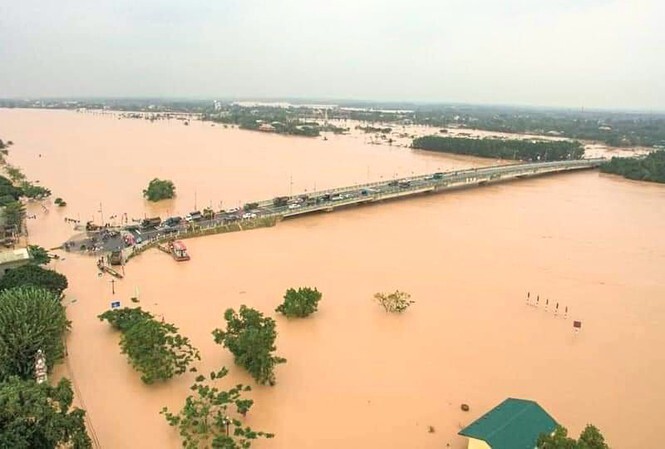 Nhiều người dân Quảng Trị lên mạng cầu cứu khi lũ bất ngờ dâng nhanh trong đêm