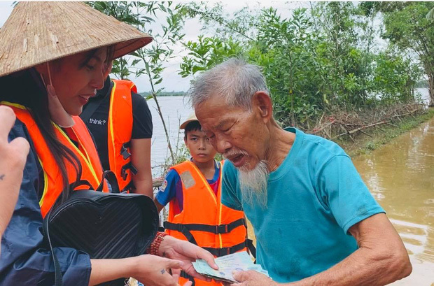 Khoảng khắc uống vội hộp sữa của Thủy Tiên để đi cứu trợ bà con miền Trung gây xúc động