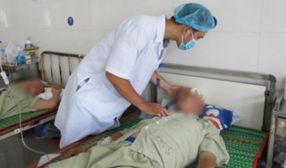 Người thợ mộc bị hai đinh sắt dài 4,5cm cắm xuyên sọ