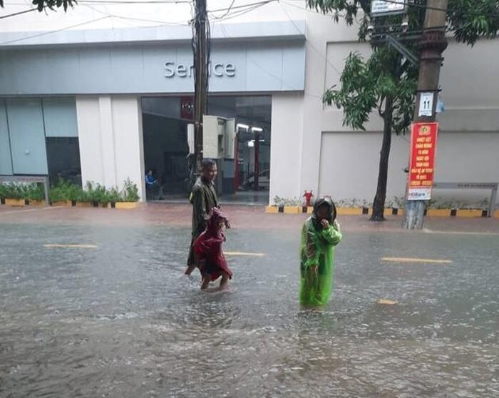 Sáng nay, học sinh ở Hà Tĩnh nghỉ học tránh mưa lũ