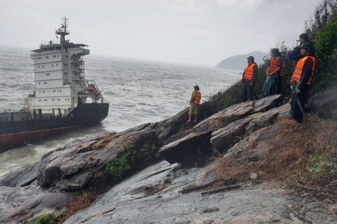 Tàu chở 300 tấn dầu gãy đôi, nguy cơ tràn ra biển