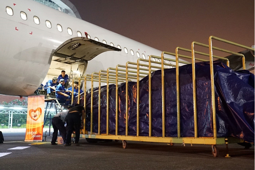 Các hãng hàng không đồng loạt miễn cước phí chở hàng hoá cứu trợ tới miền Trung