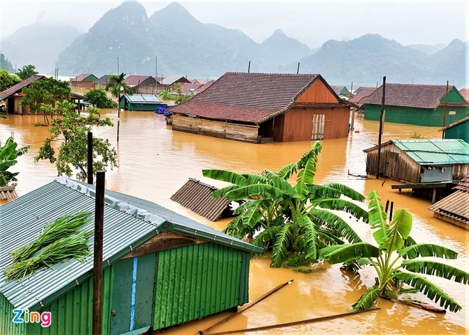 80.000 nhà dân Quảng Bình chìm trong lũ kỉ lục, 3 người chết