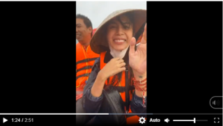 Thủy Tiên đội mưa, lênh đênh trên 'biển lũ' Quảng Bình cứu trợ người dân