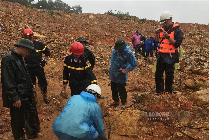 Vận chuyển 200 thùng mì, 500 kg gạo vào hiện trường thủy điện Rào Trăng 3