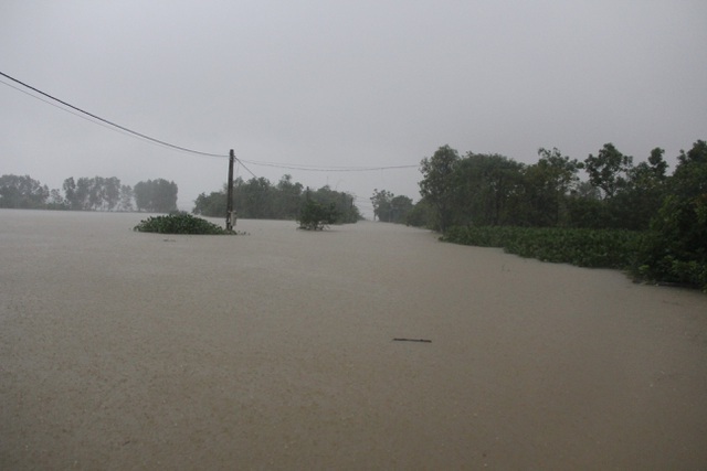 Hà Tĩnh, Quảng Bình ngập lụt sâu do lũ, nước trên các sông vẫn dâng cao