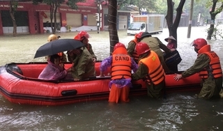 Tiếp tục di dời khẩn cấp hàng ngàn hộ dân vùng lũ ở Hà Tĩnh
