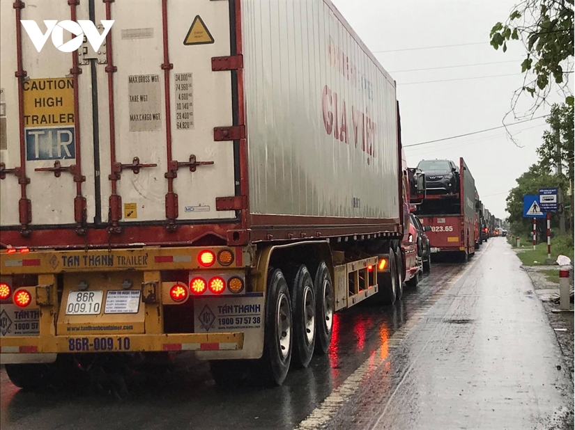 Ngàn chiếc xe tải đang kẹt cứng trên quốc lộ 1A đoạn qua Hà Tĩnh
