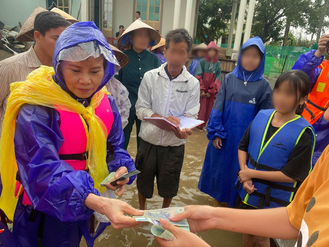 Mẹ Hồ Ngọc Hà lội nước trao tiền tận tay các hộ vùng ngập sâu Quảng Trị