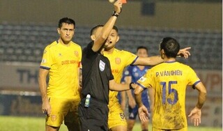 HLV CLB Nam Định than phiền về trọng tài FIFA
