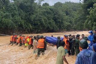 10 người thay nhau gùi thi hài chiến sĩ công an hy sinh băng rừng trở về