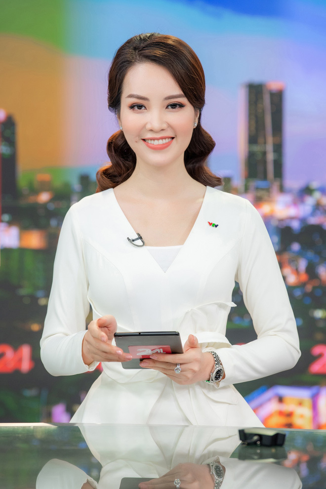 Á hậu Thụy Vân lên sóng VTV, 'đập tan' tin đồn nghỉ việc 