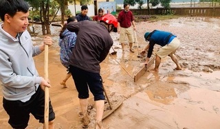 Lũ rút, trường học tan hoang, sách vở và máy tính phủ dày bùn đất 