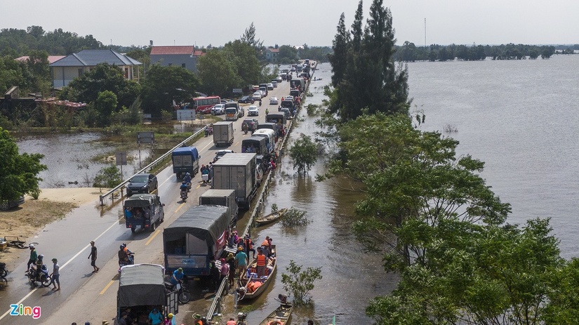 Hàng trăm xe chở hàng cứu trợ vùng lũ, quốc lộ 1 ùn tắc