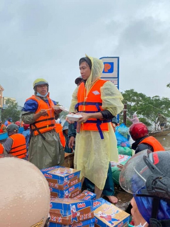 Bị chỉ trích vì ném đồ cứu trợ cho người dân, Hồ Việt Trung nói gì