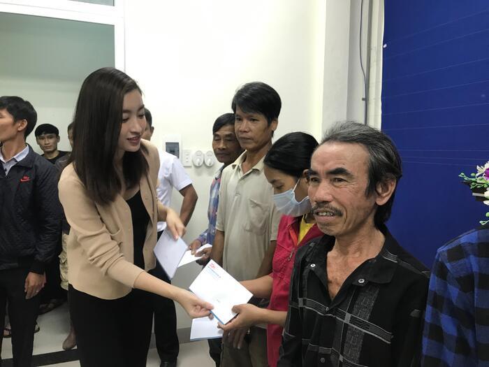 Hoa hậu Đỗ Mỹ Linh, Tiểu Vy có mặt tại Huế, trao quà cho người dân gặp khó khăn sau bão lũ