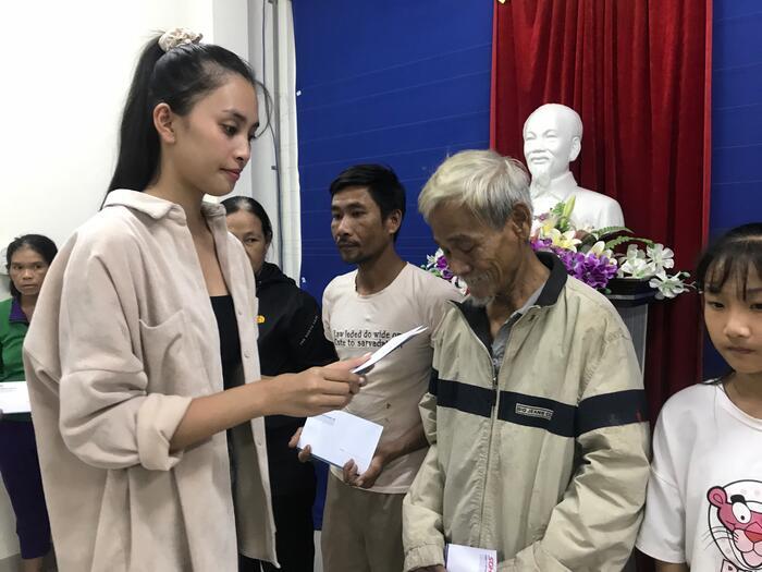 Hoa hậu Đỗ Mỹ Linh, Tiểu Vy có mặt tại Huế, trao quà cho người dân gặp khó khăn sau bão lũ