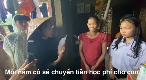 Thủy Tiên bức xúc khi bị chỉ trích giúp đỡ 2 em học sinh nghèo vùng lũ