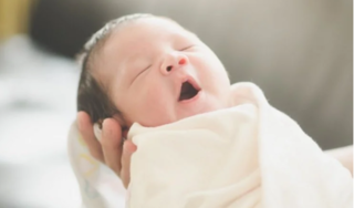 Bé sơ sinh 3 ngày tuổi mắc bệnh lậu ở mắt do lây từ bố mẹ
