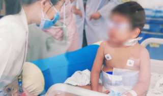 Mắc bệnh hiếm gặp khiến bé trai bị xuất huyết phổi, nhiễm trùng nặng