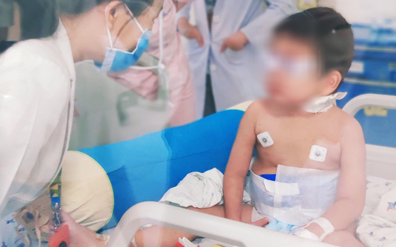 Bệnh lạ khiến bé trai 4 tuổi bị xuất huyết phổi, nhiễm trùng nặng