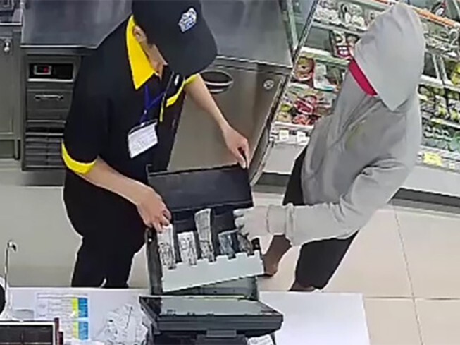 Gã trai khống chế hai nữ nhân viên cửa hàng tiện lợi cướp tiền vừa bị bắt
