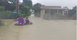 Hơn 1000 nhà dân ở Quảng Bình vẫn đang ngập trong lũ