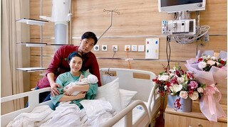 Pha Lê 'vượt cạn', ông xã người Hàn 'khóc um xùm trong phòng sinh'