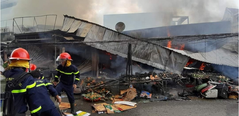 Cháy chợ ở Cà Mau, gần chục ki-ốt, tài sản bị thiêu rụi