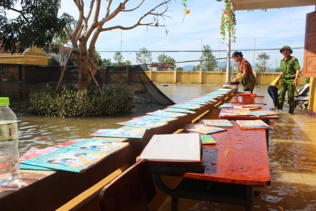 Nhà xuất bản GDVN hỗ trợ 1 tỷ đồng giúp đồng bào miền Trung khắc phục lũ lụt