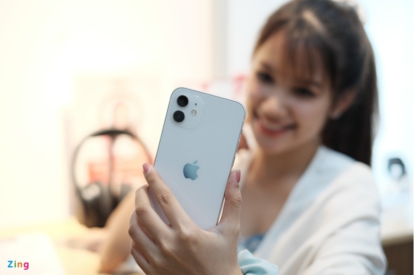 Những chiếc iPhone 12 đầu tiên về Việt Nam, rẻ nhất 23 triệu đồng.2