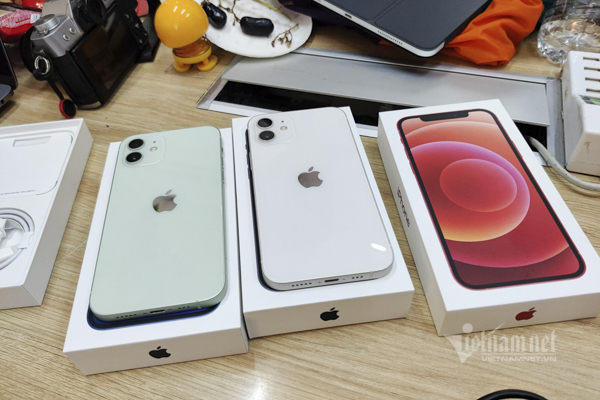 Những chiếc iPhone 12 đầu tiên về Việt Nam, rẻ nhất 23 triệu đồng