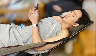 Hari Won đăng ảnh 'dìm hàng' Trấn Thành vừa xem điện thoại vừa ngủ