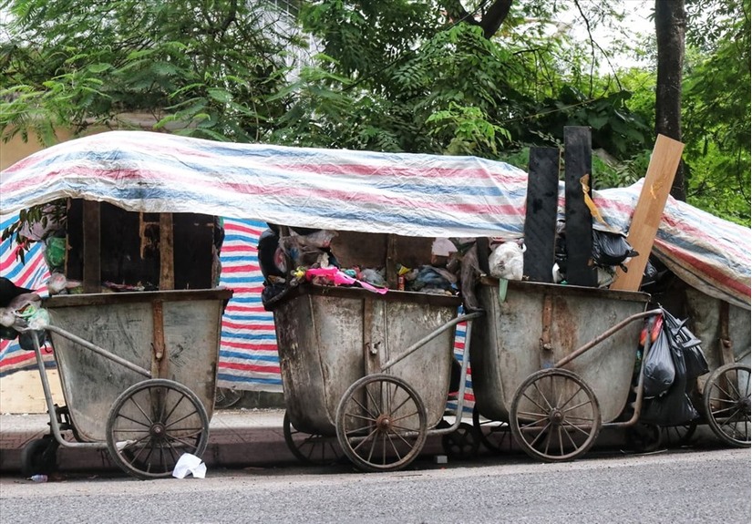 Nội thành Hà Nội lại ngập rác, dân chung cư khốn khổ