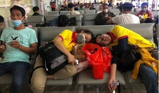 Trang Trần kiệt sức ngủ gục trên tàu và sân bay khi đi cứu trợ miền Trung