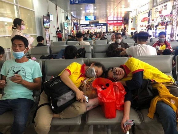 Trang Trần kiệt sức ngủ gục trên tàu và sân bay khi đi cứu trợ miền Trung gây xúc động