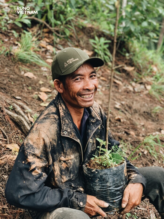Trong bối cảnh miền Trung gặp nhiều thiên tai, Hà Anh Tuấn cho trồng 1.800 cây rừng 