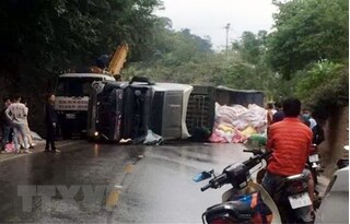 Lật xe liên tiếp trên Quốc lộ 6 đoạn qua tỉnh Sơn La