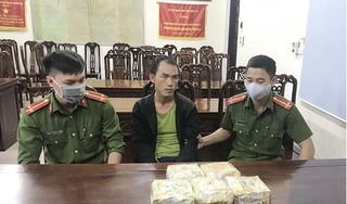 Bắt cán bộ y tế người Lào vận chuyển 5kg ma túy